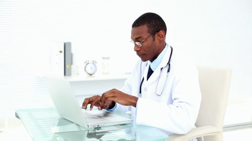 Konzentrierter Arzt arbeitet an seinem Laptop