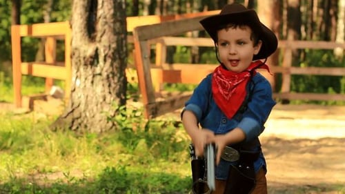 Petit Cowboy Jouant Avec Un Pistolet