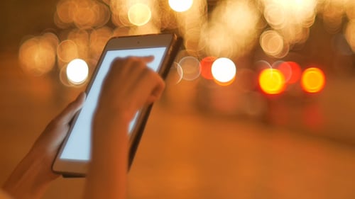 Mulher usando touchpad na beira da estrada