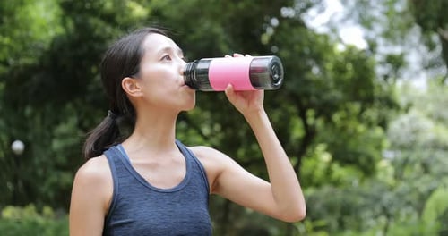 Mujer deportista bebe agua