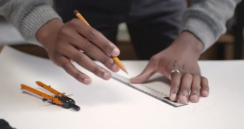 Un architecte afro-américain rédige au bureau