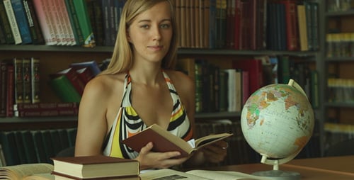 Das Mädchen in der Bibliothek