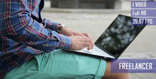 Étudiant travaillant avec ordinateur portable