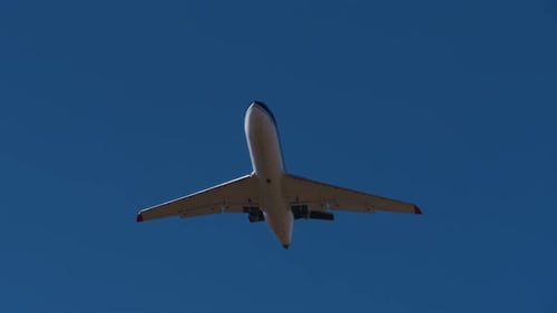 Flugzeug im blauen Himmel
