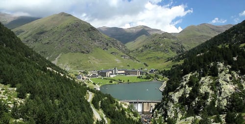 Grünes Tal mit See