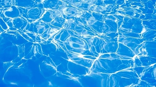 Eau de piscine aux reflets ensoleillés.