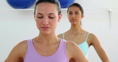 Mulheres em forma fazendo ioga juntas no estúdio