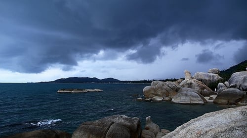 Costa rocosa antes de la tormenta