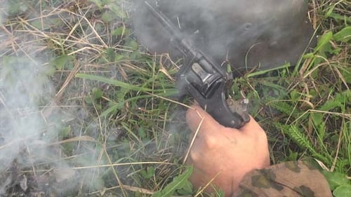 Deutscher Soldat und französischer Revolver 2