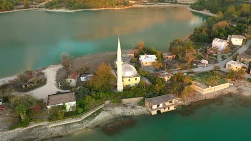 Coucher de soleil sur la rivière dans les montagnes filmé sur un Drone