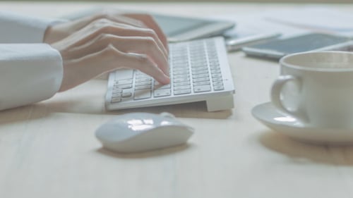 Taper sur le clavier et boire du café