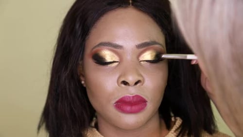 Hermoso retrato de una modelo afroamericana