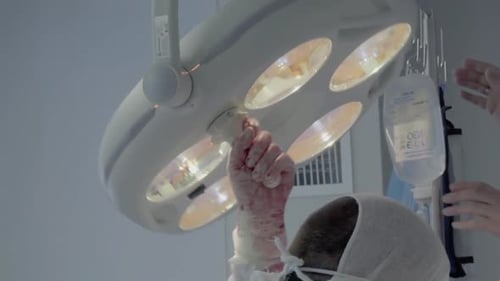 Der Chirurg passt die Lichtposition während der Operation an (Nahaufnahme)