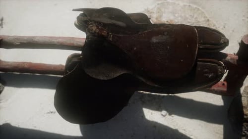 Selle en cuir Rider sur une clôture dans le désert