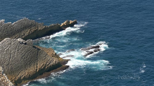 Waves Breaking onto Rocks 827