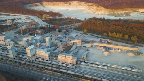 Luftaufnahme eines mit zerkleinerten Sandsteinmaterialien beladenen Güterzugs in der Minenfabrik