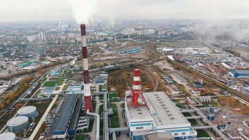 Großes Wärmekraftwerk mit hohem Kamin und Werkstätten