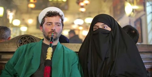 Retrato de pareja islámica, fumar shisha