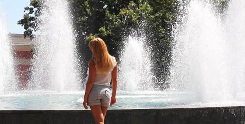 The girl at the fountain