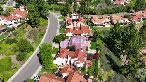 Villa couverte avec une tente rouge et grise tout en étant fumigée pour les termites en Californie