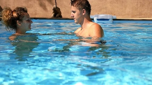 Pareja de amor en la piscina