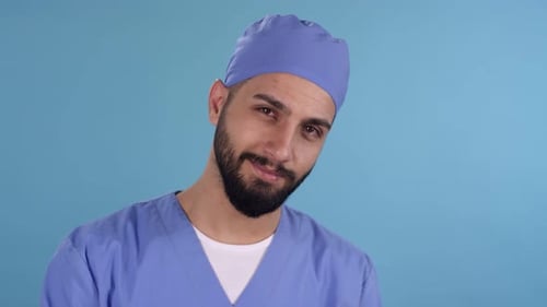 Glücklicher männlicher Arzt in Peelings posi