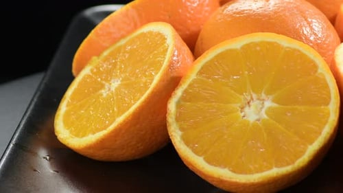 Orangen halbkreisend geschnitten