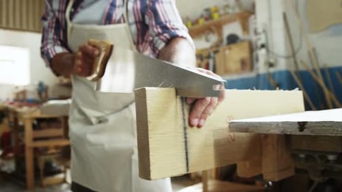 Schreiner arbeitet an seinem Handwerk