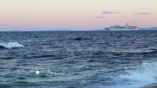 Crucero cerca de la playa