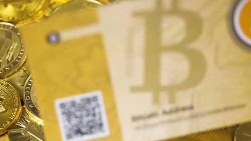 Bitcoin-Banknote über Gold Bitcoins und Litecoin