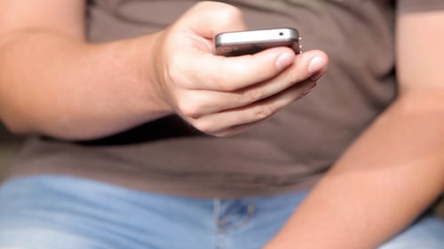 Hombres con un teléfono inteligente en la mano