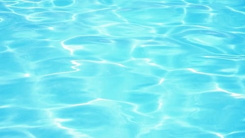 Reflexion des Sonnenlichts im blauen Poolwasser