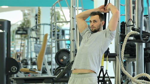 Junger Mann in einem roten Hemd beim Sport