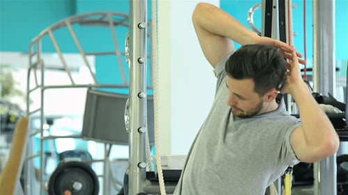 Junger Mann macht Sport mit Langhantel