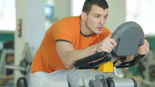 Junge Männer machen Sport