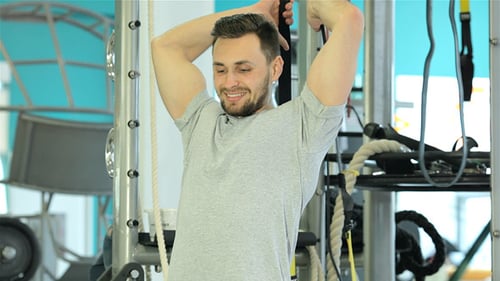 Junger Mann in einem roten Hemd beim Sport