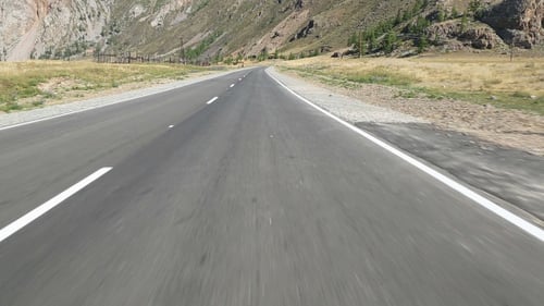 Über die Asphaltstraße 2 fliegen