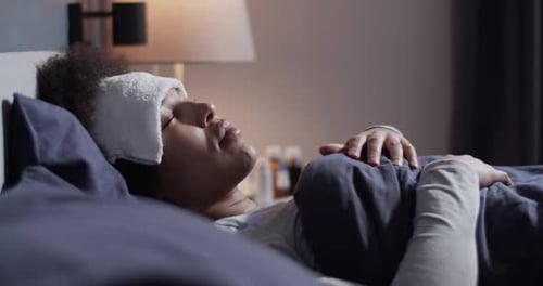 Femme Noire Souffrant De Fièvre