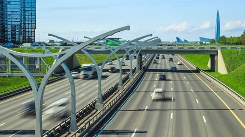 circulation automobile en timelapse dans la ville. exposition longue, le transport transporte des marchandises, des voitures. vie urbaine, urbaine.