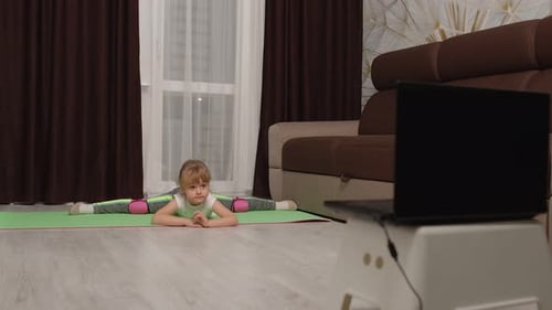 Niño y niña haciendo gimnasia, estirando cordel en casa, Vídeo tutorial de entrenamiento a distancia