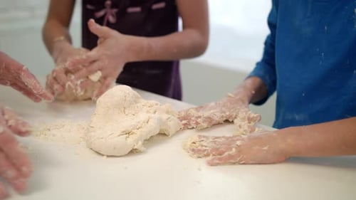Mutterhand kochen mit Kindern