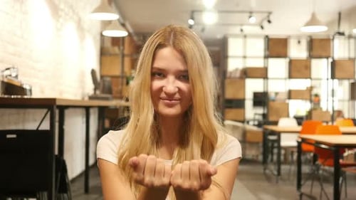 Garota convidando, gesto convidativo