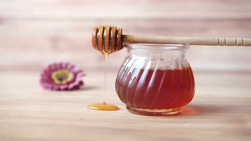 Nahaufnahme von frischem Honig mit Löffel auf dem Tisch