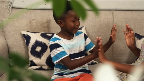Irmãos brincando na sala de estar 4k