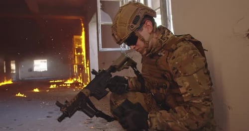 Un soldat de Modern Warfare en action près d'un magazine à langer et d'une couverture
