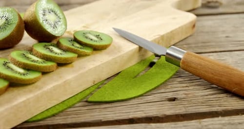 Scheiben und ein halber Teil der Kiwi auf dem Schneidebrett
