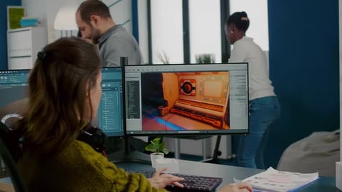 Diversas mujeres desarrolladores de software de juegos probando un nuevo juego