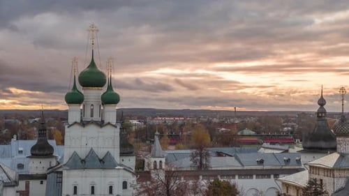 Vista de la Iglesia de la Resurrección en el Kremlin de Rostov frente a una colorida puesta de sol