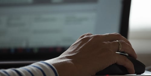Mujer trabaja en el portátil 2