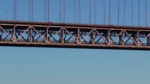 Zug auf der unteren Brücke 845